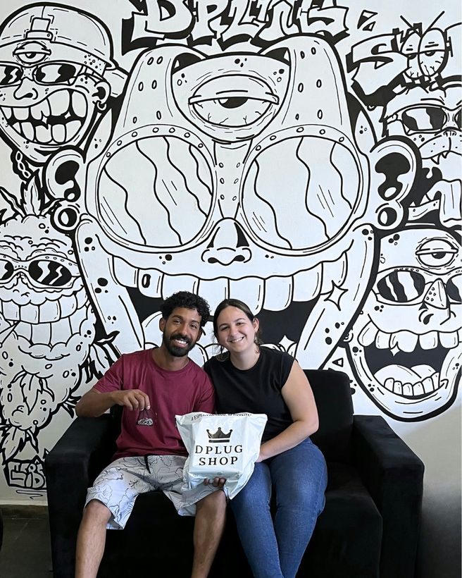 DPLUG Shop — cliente retirando na loja